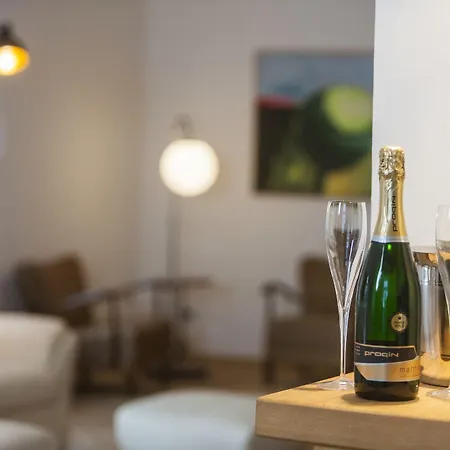 Apartman Latron 98 *