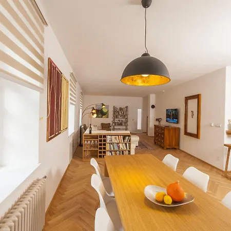 Latron 98 Apartman *