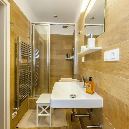 Latron 98 Apartman *