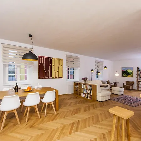 Latron 98 Apartmán *