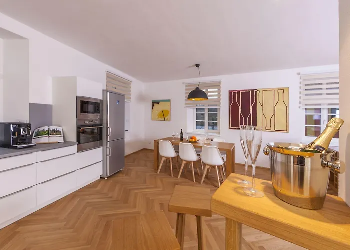 Apartman Latron 98 *