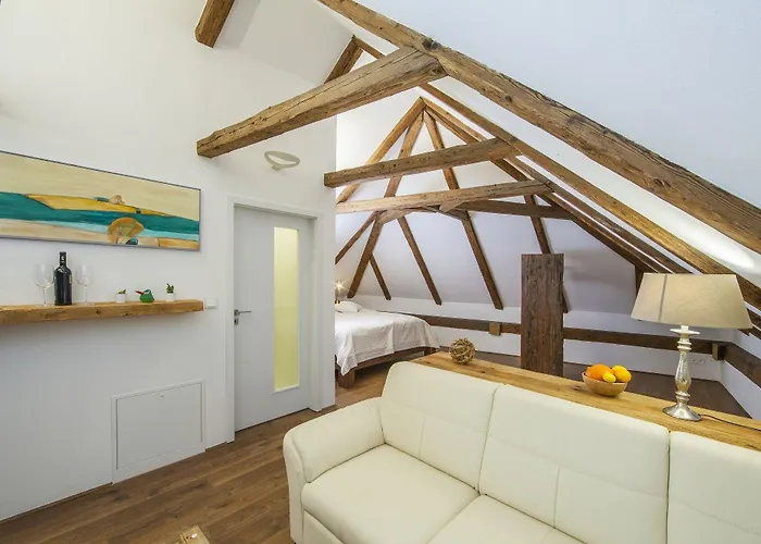 Latron 98 Apartman *